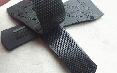 China De Velcro feito sob encomenda dos remendos TPU da roupa da luva do vestuário superfície maçante do polonês com logotipo plástico gravado brilhante à venda