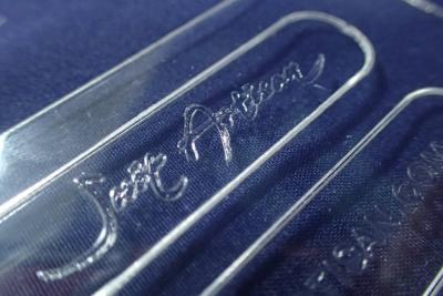 Китай Бирки вида одежды логотипа лазера Кутом, прозрачные акриловые бирки продается