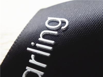 Cina Logo bianco 3D del nastro del silicone dello schermo di stampa della piastrina spessa nera liscia dell'etichetta in vendita