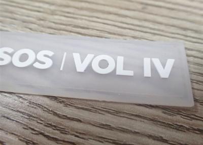 Chine Façonnez le fer 3d sur la correction en caoutchouc de PVC de coutume de tissu mou de correction de silicone d'insigne à vendre