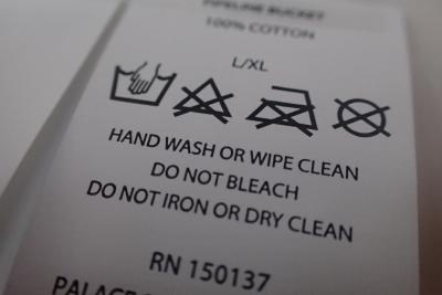 China Etiquetas de cuidado de nylon da impressão feita sob encomenda lisa da tela do corte para sacos, toalhas à venda