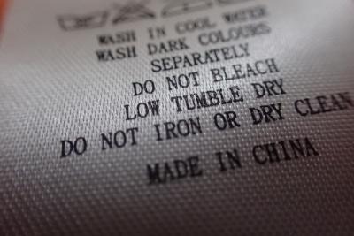 China Etiquetas tecidas da roupa da fita da impressão da tela cuidado lavável para o polo, revestimento, calças à venda