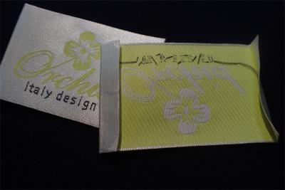 Chine Labels d'habillement tissés par coton à haute densité adaptés aux besoins du client pour des vêtements à vendre
