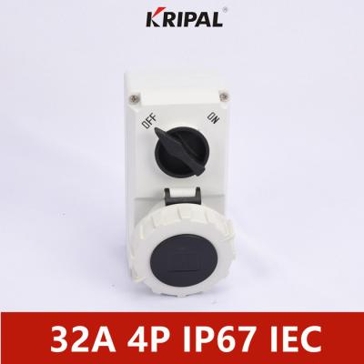 中国 IP67 16A 3Pは機械連結IECの標準のソケットを転換した 販売のため