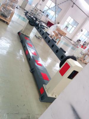 Cina Automaticamente tagliatrice del laser della fibra del robot/saldatura a laser robot del metallo in vendita