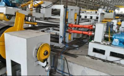 Chine Découpeuse automatique de chandelle, chaîne de production de poteau de réverbère de 12000mm à vendre