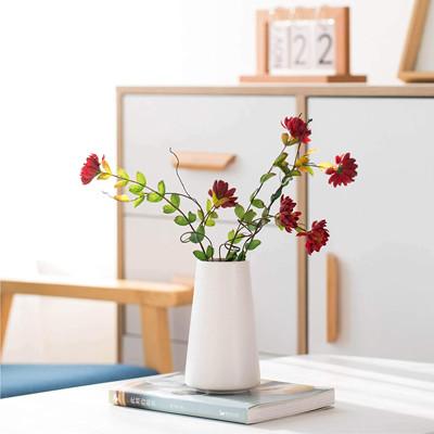 中国 Minimalism Style White Ceramic Vase For Bedroom Kitchen Living Room Office Desk 販売のため