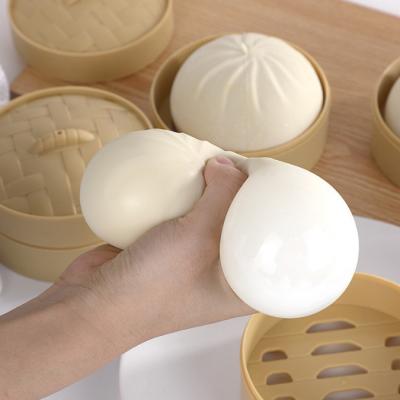 China Bollo relleno cocido al vapor que exprime el juguete de la persona agitada de la bola de la tensión de la bola de masa hervida en venta