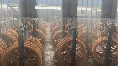 China Línea de transmisión conductor Stringing Blocks 30 60 100KN con las ruedas de nylon de la bujía métrica en venta