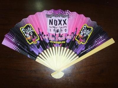 Chine Fans de main personnalisées par papier pour les fans pliables de main de décoration de mariages à vendre