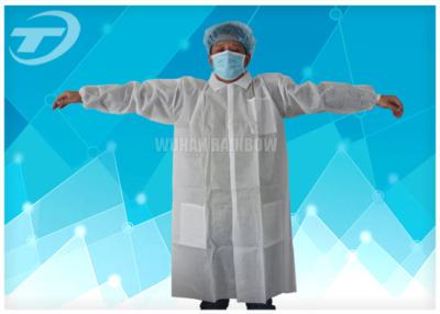 中国 微小孔のある医学の使い捨て可能な防護服は通気性防水し、 販売のため