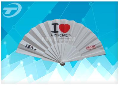 China Fan plegable plástica modificada para requisitos particulares con la tela, fans plegables de mano de la talla 23cm en venta