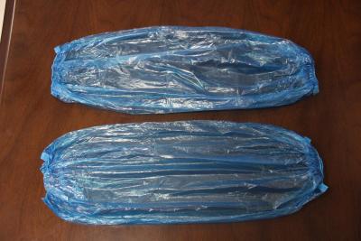Chine couverture en plastique jetable bon marché de douille de PE dans la couleur blanche, rouge, jaune ou bleue à vendre