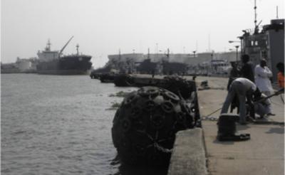 中国 空気停泊の船の保護横浜ゴム製 フェンダーの黒の膨脹可能な浮遊 販売のため