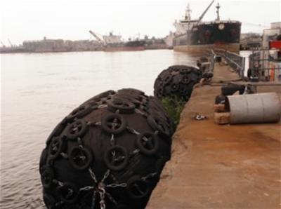 China amortecedores de borracha do barco de borracha da absorção de alta energia do preto do para-choque do navio 80kpa à venda
