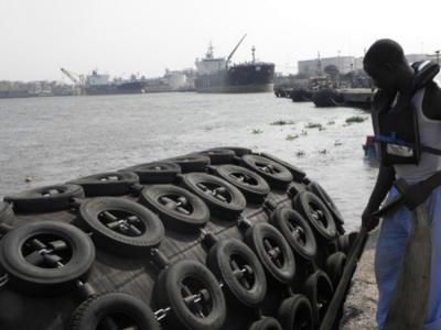 Chine Amortisseur pneumatique marin du caoutchouc 0.05mpa Yokohama d'amortisseurs de bateau gonflable de bride à vendre