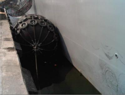 Китай морские обвайзеры ISO 17357 абсорбции высокой энергии обвайзеров дока 80kpa резиновые для шлюпок продается