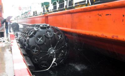 Chine bateau en caoutchouc d'OIN 17357 d'amortisseur du bateau 50kPa accouplant les amortisseurs de flottement de Yokohama à vendre