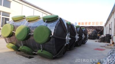 Chine Le revêtement de jet EVA Foam Fender Floating Cell Polyure coloré embarque le type à chaînes à vendre