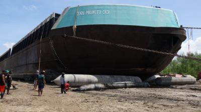 中国 Docking Boat Lifting Stainless Steel Accessories Marine Rubber Airbag 販売のため
