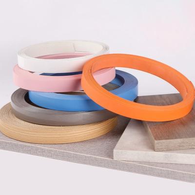 China PVC edge banding 0.6mm1mm wood grain PVC white colored edge banding furniture edge banding zu verkaufen