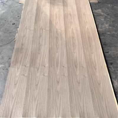 China Natural walnut wood veneer 0.5mm wood veneer plywood used for cabinet wall and door decoration Te koop