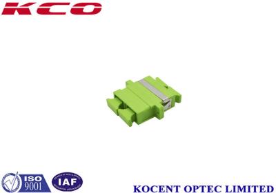 China Adaptador óptico de fibra verde SC/APC con brida, con tapa de polvo, dúplex en venta