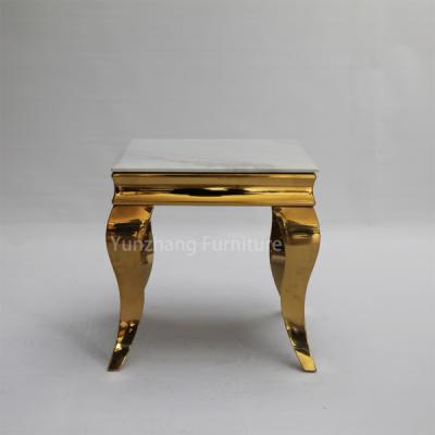 China Gold Metal Base White Marble Table Scratch Resistant Sofa Decorated Table en venta