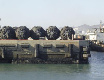 中国 大きいタンカーのための総合的タイヤ コードの層の海洋のゴム製フェンダー 販売のため