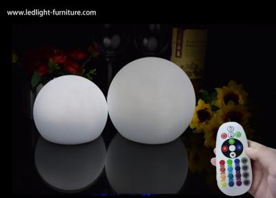 Chine La boule non toxique de la sécurité LED allume la lampe de boule de lune du matériel 15cm de PE pour la crèche à vendre