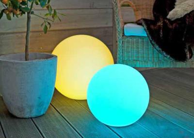 China Luzes exteriores da bola do diodo emissor de luz do jardim da energia solar com mudança automática das cores à venda