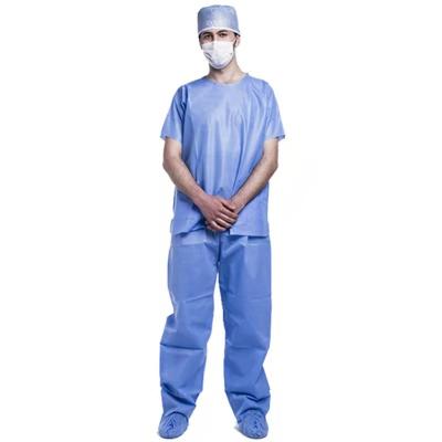 China Vestido descartável cirúrgico plástico estéril médico do isolamento do CPE para o hospital à venda