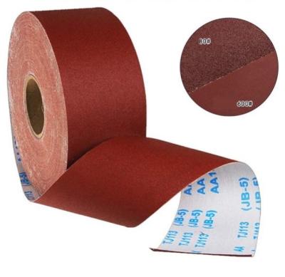 China Versandende Stoff-Rolle rotes Aluminiumoxyd-Sandpapier Rolls für Holzbearbeitungsbauholz zu verkaufen