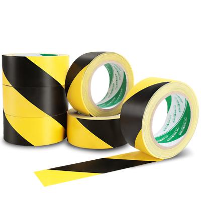 中国 12mm ハザード PVC カラーテープ 黒と黄色 OEM 販売のため