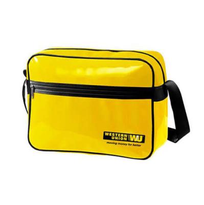 中国 耐久の注文のメッセンジャー袋、ボール紙の底が付いている黄色いポリ塩化ビニールの肩の吊り鎖袋 販売のため