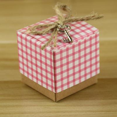 China Vintage Lattice 260g Kraft Paper Gift Box Food Container Paper Box With lanyard for sale