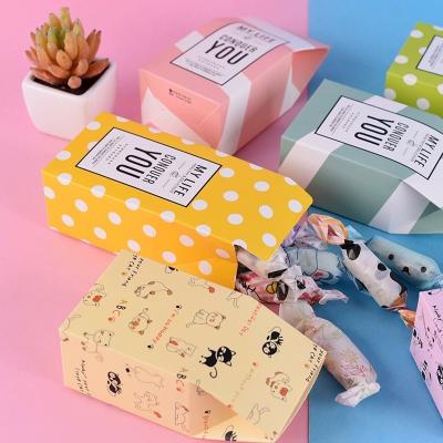 China Fensteröffnung Kraft-Süßigkeiten Kekse Verpackung Papiertüte, handgefertigte Kraft-Süßigkeiten Verpackung, biologisch abbaubare Papierbox zu verkaufen