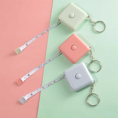 China 1.5m Draagbare Sleutelhanger Mini Tape Maatstaf Voor Gezondheid En Fitness 60 inch Vierkante Plastic Maatstaf Met Uw Logo Te koop