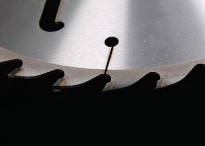 中国 OEMの日本の鋼鉄タケ切断の一団の裂け目の回状はワイパー305mmが付いている鋸歯を 販売のため
