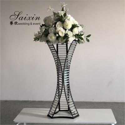 中国 ZT-538B  Latest triangle design black flower stand with crystal Prisms for wedding centerpieces 販売のため
