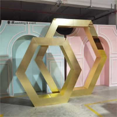 中国 Factory sale hexagon mirror acrylic arch backdrop for event stage decoration 販売のため