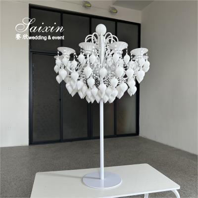 China New Design Gorgeous Wedding Decorative White Chandelier Candelabra For Centerpieces en venta