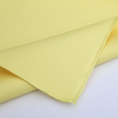 中国 1000D 200g aramid fabric fire-retardant puncture-proof and cut-proof functional fabric plain twill aramid fiber fabric 販売のため