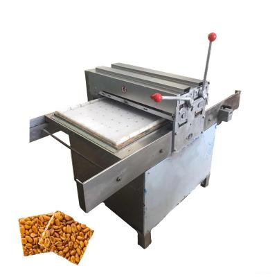 China Industriële Sesam Snap maken van Cereal Bar Chikki Museli Bar Moulding en Cutter Peanut Candy Cutting Machine Te koop