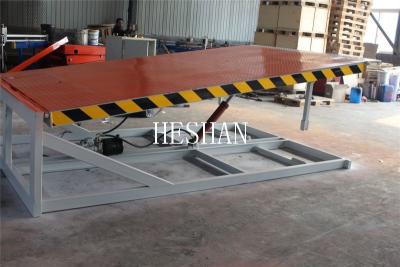 China Nivelador de muelle de carga de bahía de logística de almacén Nivelador de muelle de camión de 6 toneladas y 8 toneladas en venta