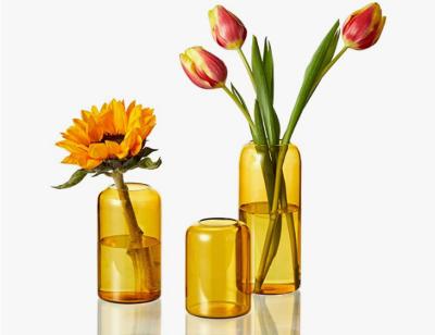 China Mano decorativa Amber Bud Vases soplada de la cristalería del alto borosilicate en venta