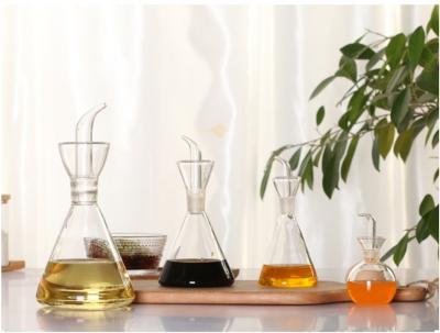 China Leakproof Borosilicate Glasswares Oil Dispenser Sauce Bottle Glass for sale
