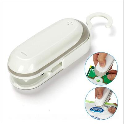 China Portable Plastic Heat Vacuum Sealers 2 In 1 Mini Heat Sealing Machine With Battery for sale