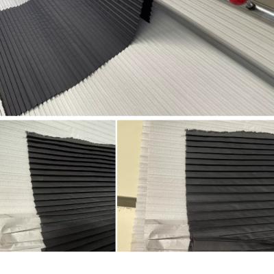 Китай Ткань плиссирует одежду бумажной тени занавеса ткани 40gsm компьютерную контролируемую продается