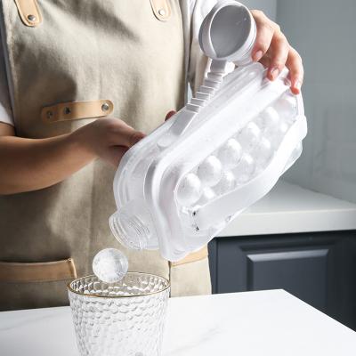 China Cubo de hielo de bola redonda botella portátil 18 cavidades apilables en venta